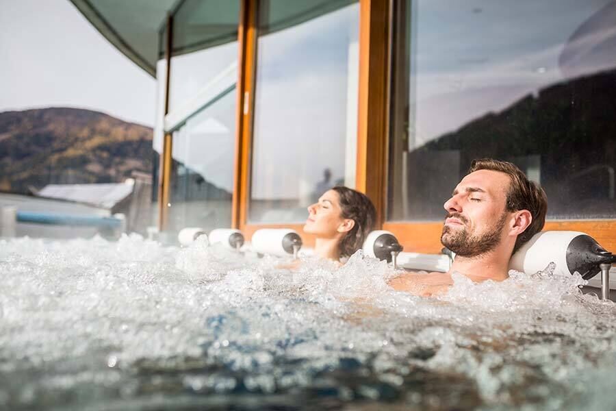 A woman and a man relax in the Römerbad thermal baths