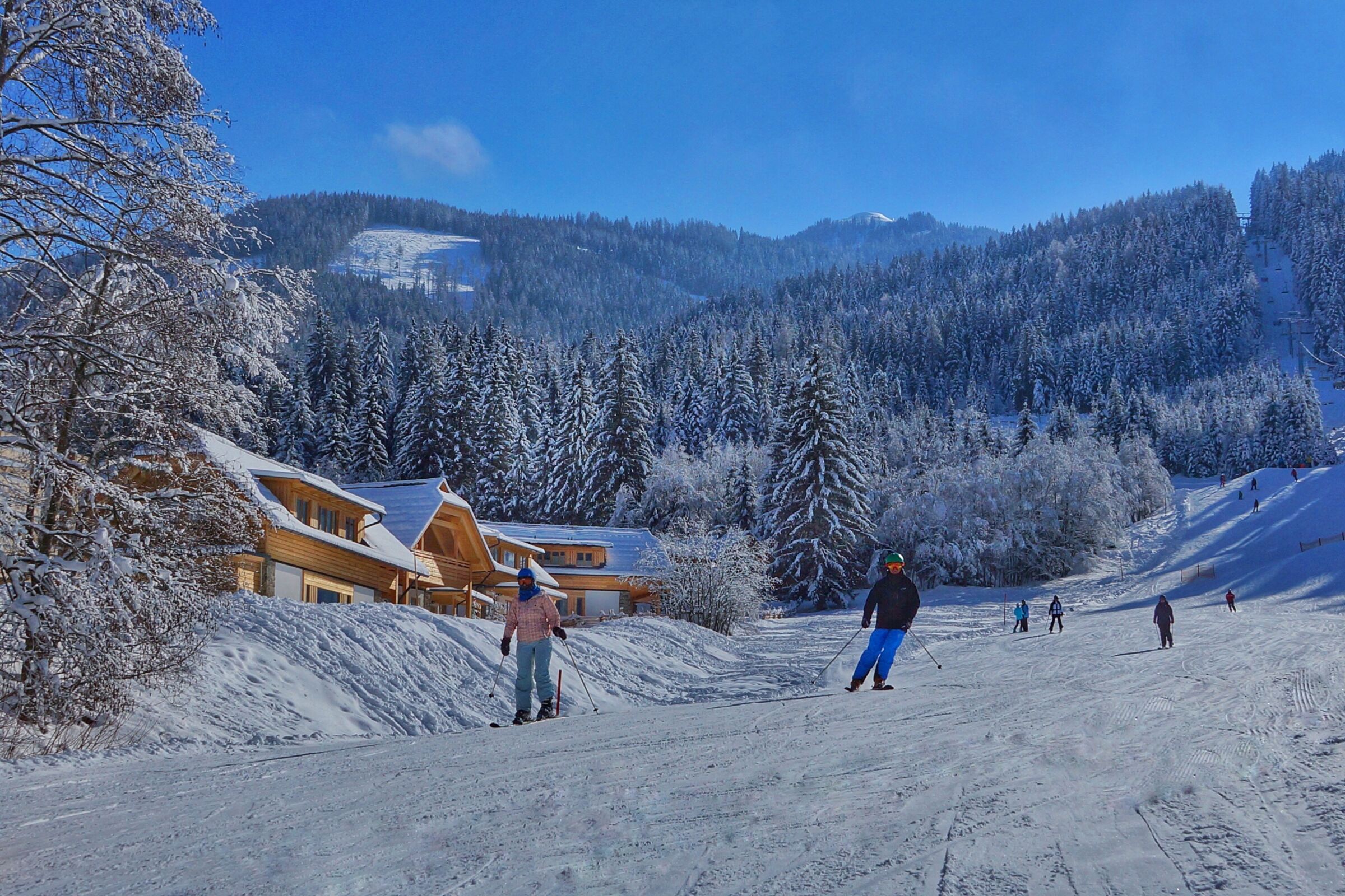 Eine Skipiste mit Skifahrern.