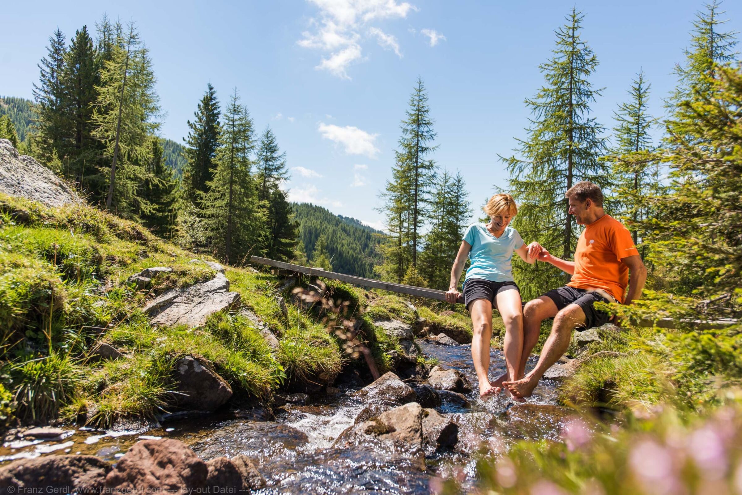 Zwei Menschen stehen im Bach in Kärnten