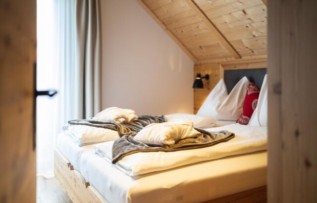 La camera dello chalet in legno dispone di un letto matrimoniale.