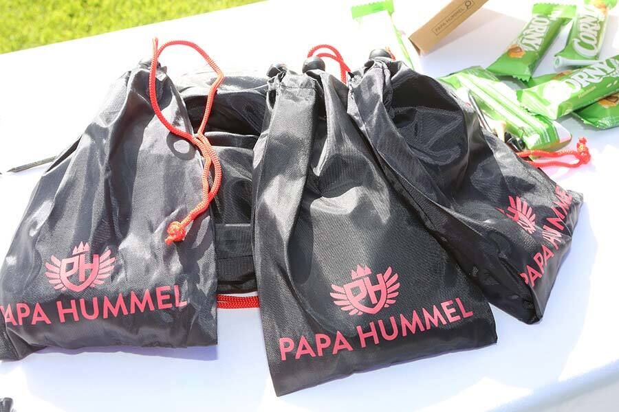 4 Stofftüten voll mit Goodies von Papa Hummel liegen auf einem Tisch.