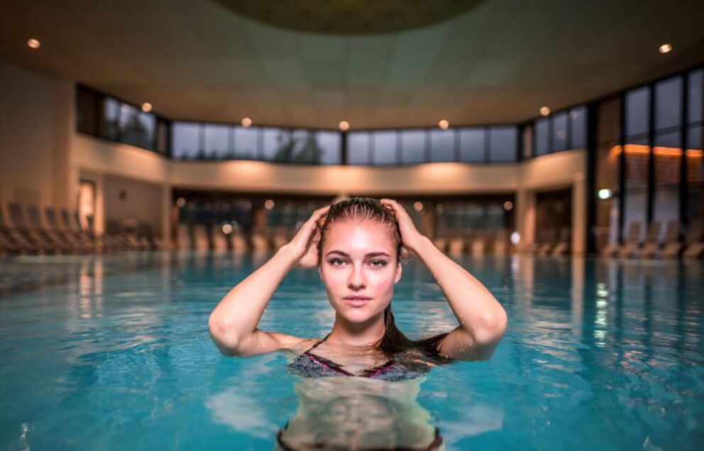 Frau im Pool der Therme St. Kathrein