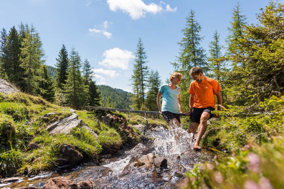 Zwei Menschen stehen im Bach in Kärnten