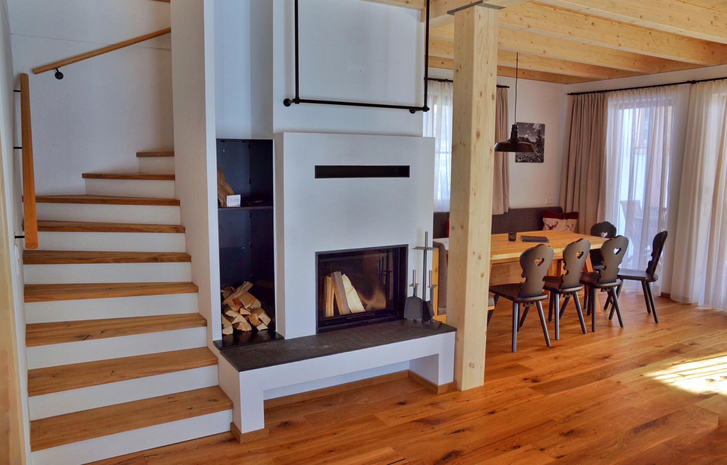 In the chalet in Bad Kleinkirchheim there is a staircase, a dining area and a fireplace.