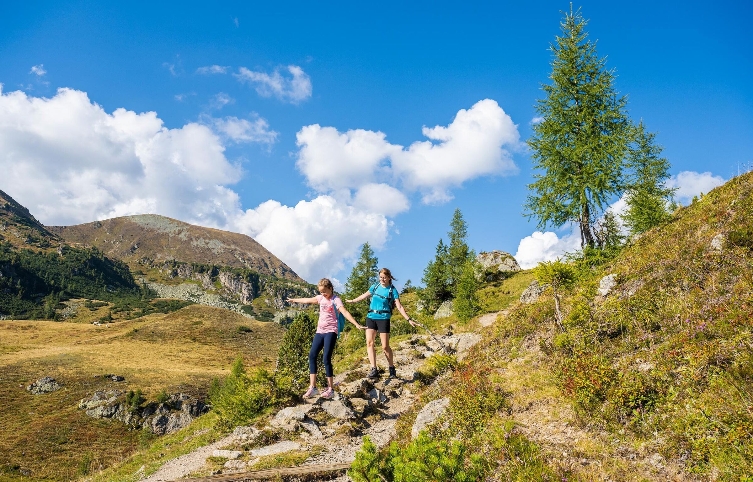 Zwei Frauen gehen in den Nockbergen in Kärnten wandern