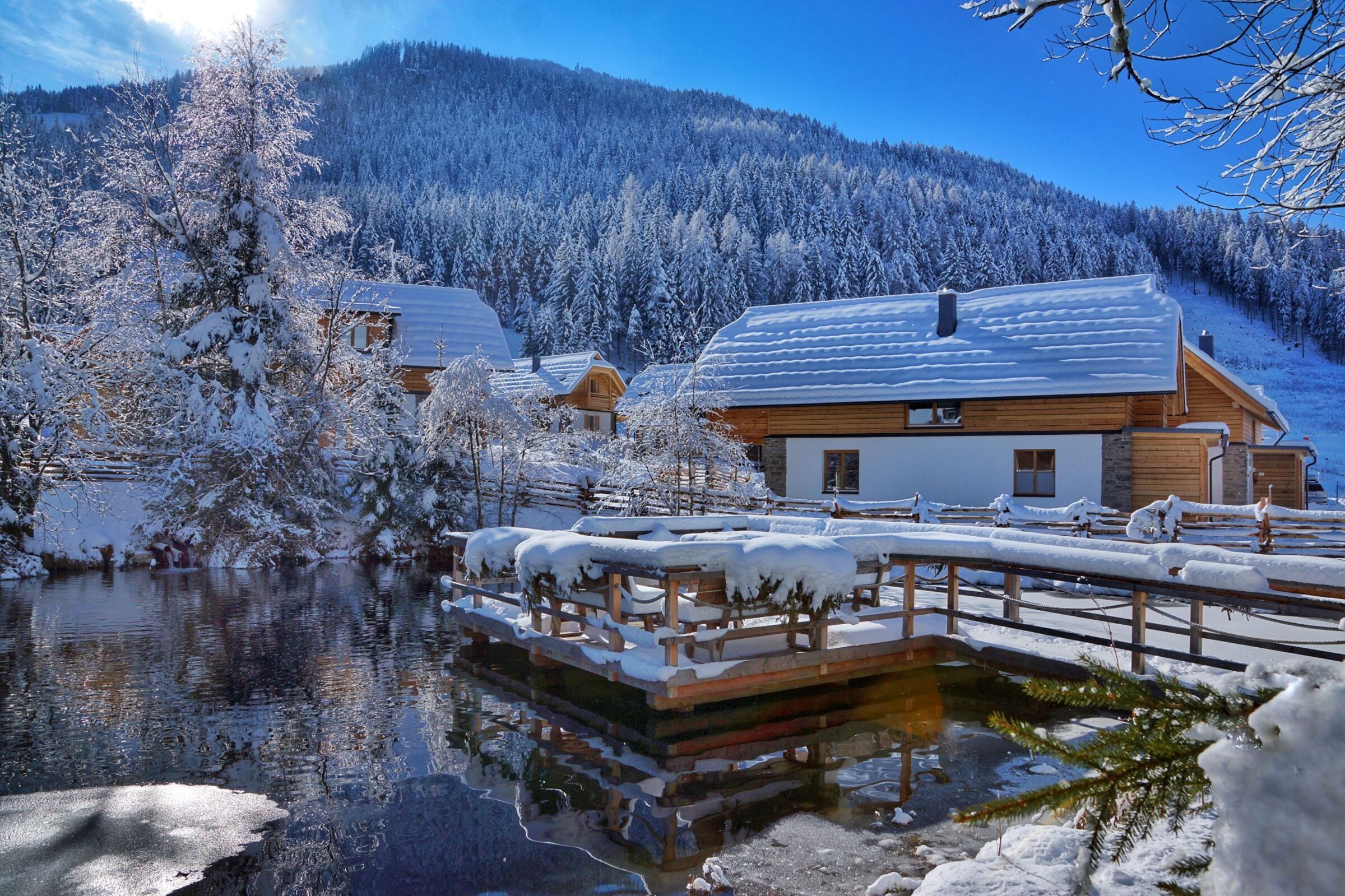 Gli chalet coperti di neve