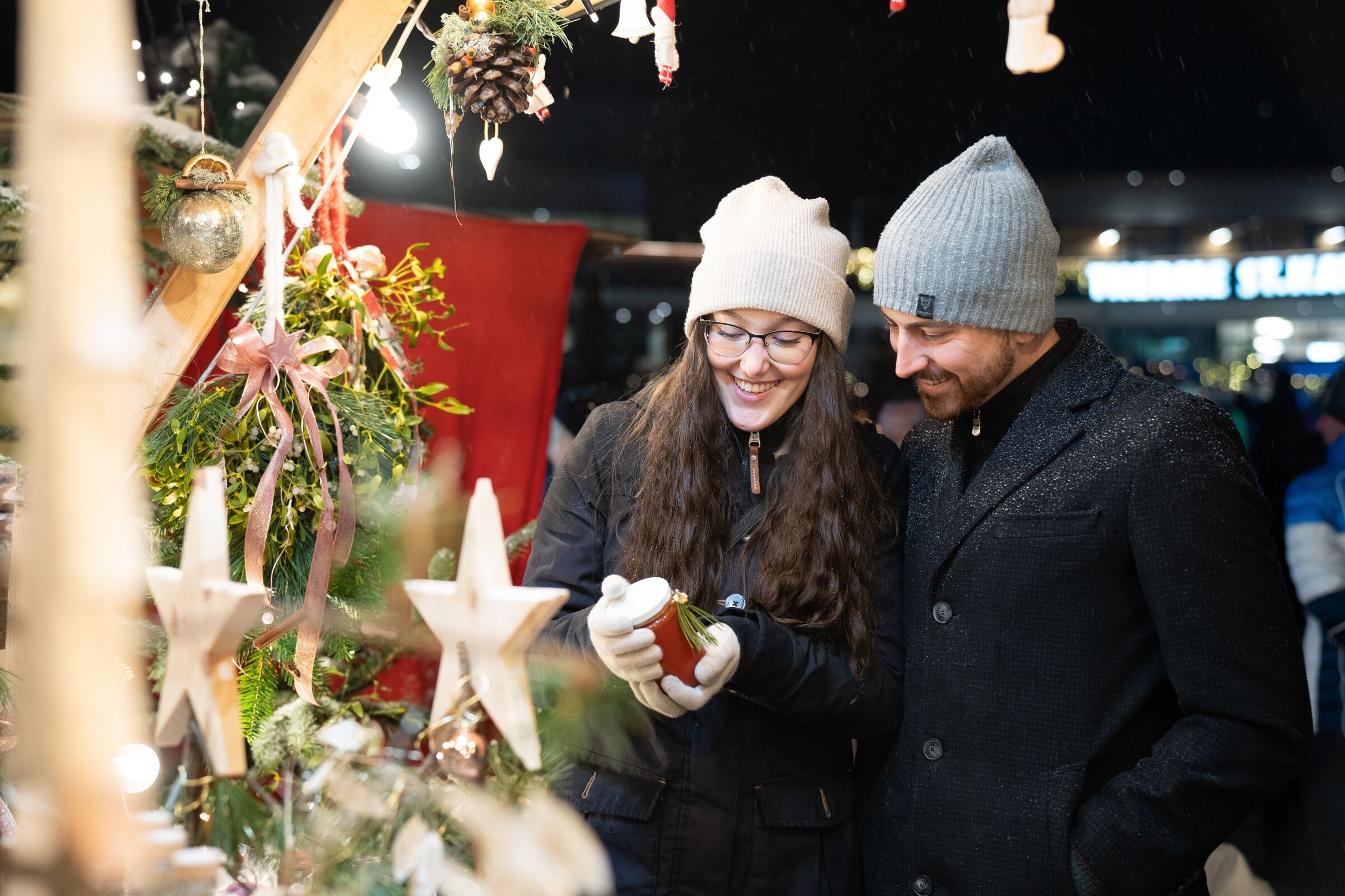 A couple looking at goods at a stall at the Bad Kleinkirchheim Advent.