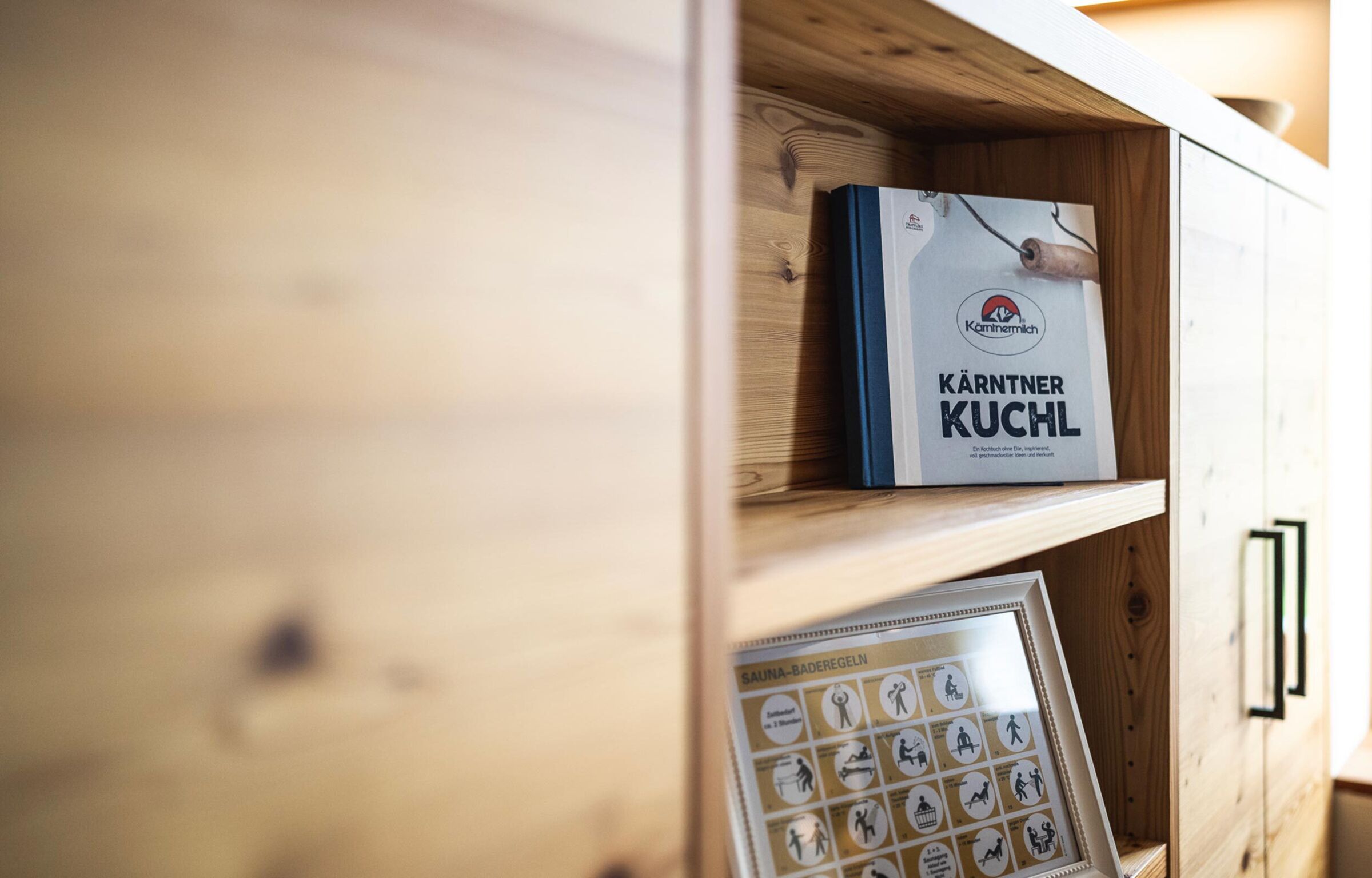 The book "Kärntner Kuchl" is on the shelf.