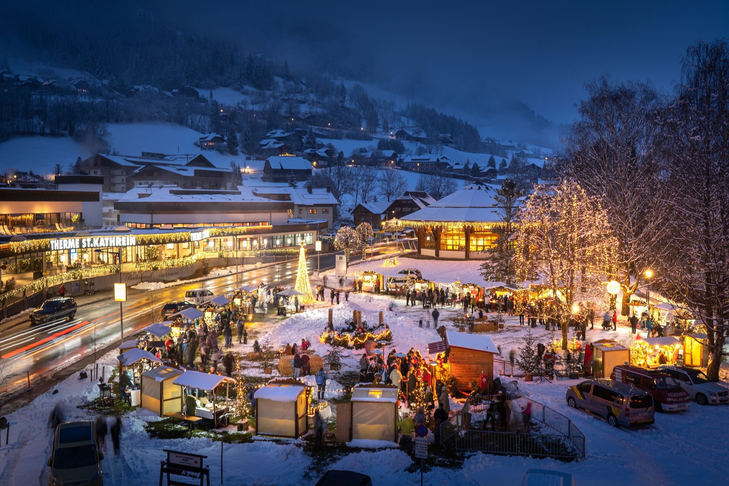 Il mercatino dell'Avvento di Bad Kleinkirchheim illuminato di sera.