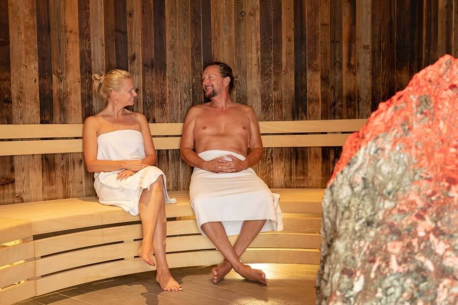 Two people in the sauna of the Wellness Oasis Thermal Römerbad