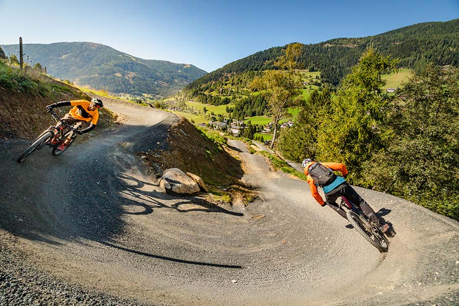 Due mountain biker percorrono il Flow Country Trail in Carinzia