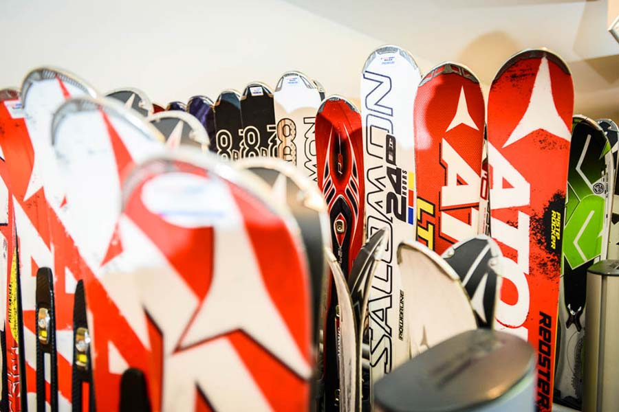 Many skis from different brands are ready for rental