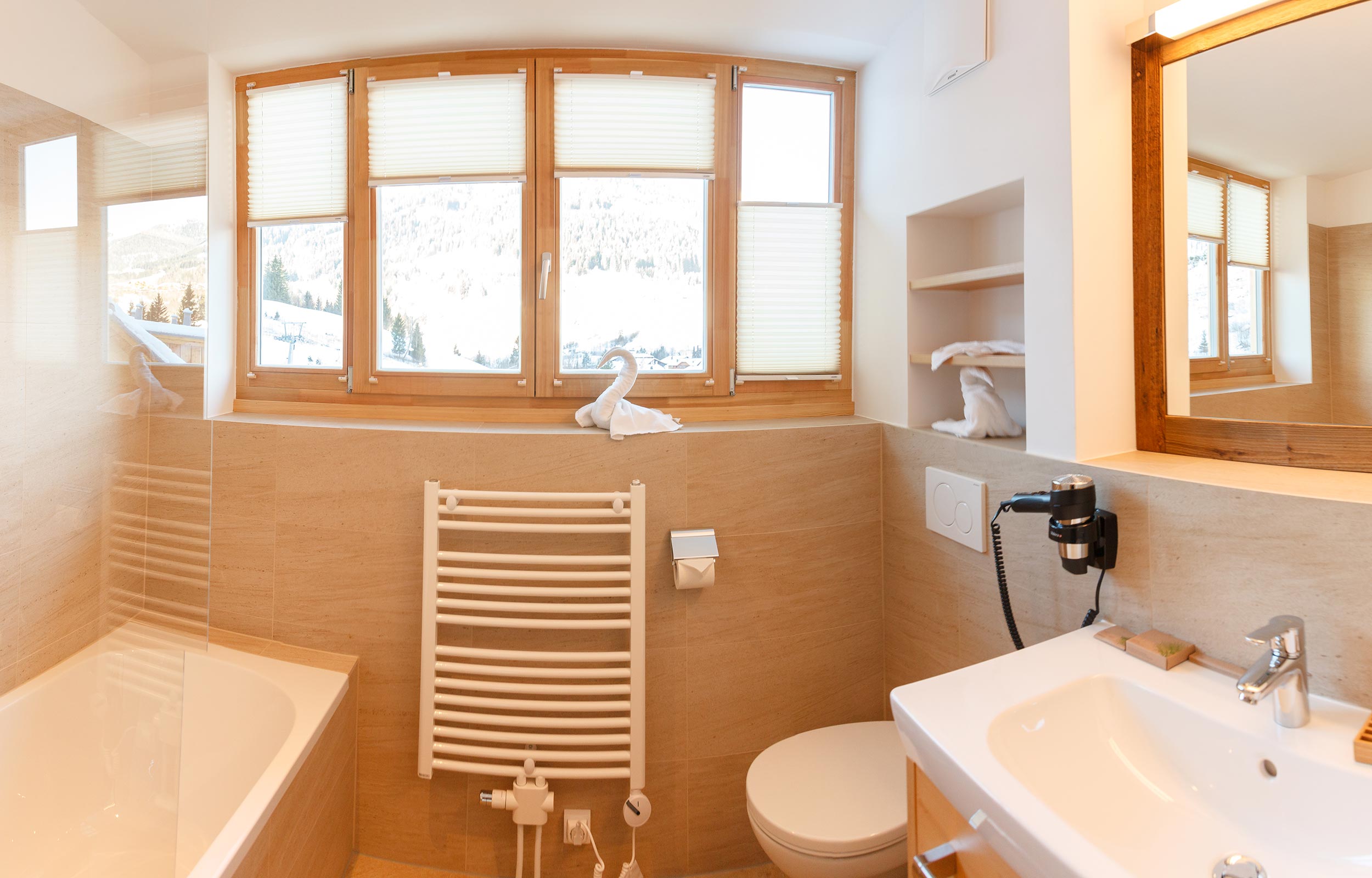 Ein vollausgestattetes Badezimmer im Chalet mit Badewanne, Klo und einem Waschbecken